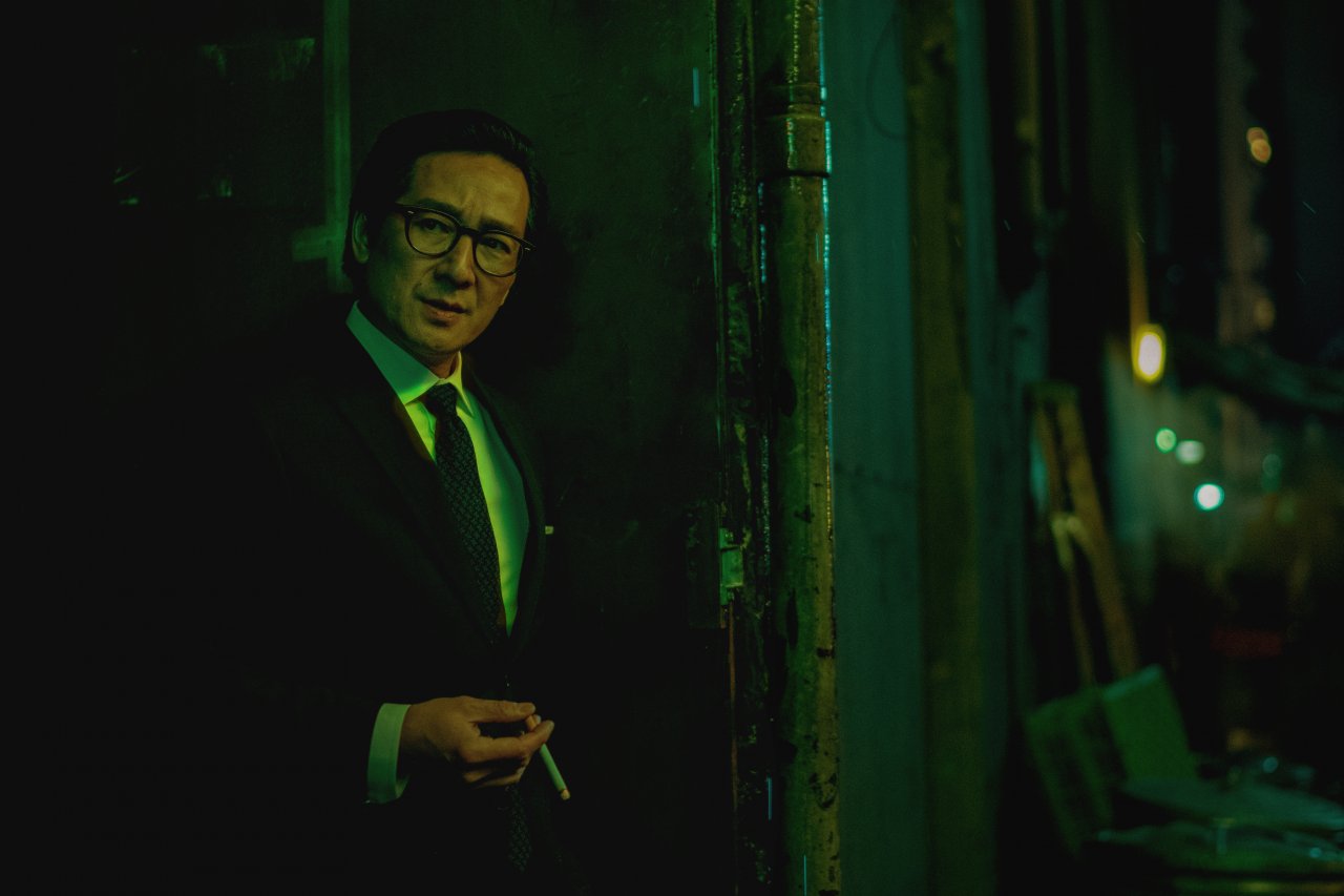 [26/04/2022] Waymond (Ke Huy Quan) in einer Parallelwelt, die an die Filme von Wong Kar-Wai erinnert.