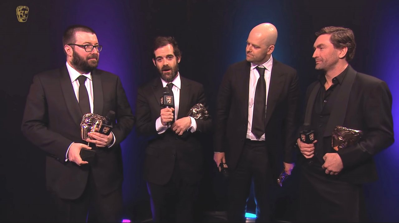 [20/04/2022] Sam (2. von links) und Dan Houser (3. von links) bei der Verleihung des BAFTA-Awards für GTA 5 im Jahr 2014.