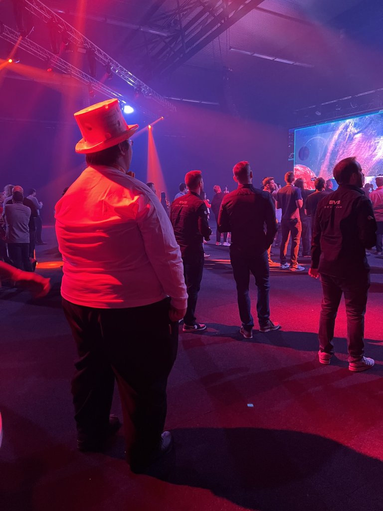 [23/05/2022] Manche machen aufwendige Cosplays, andere tragen einen Hut aus Käse und sammeln darauf Namen anderer Spieler.