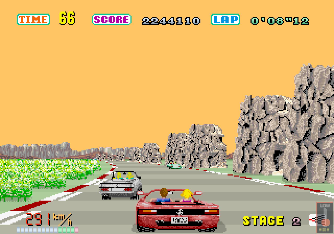 [28/06/2022] Das Fahrzeug in Out Run (1986) sieht aus wie ein Ferrari Testarossa, ist aber nicht offiziell lizenziert. Die Folge sind Rechtsstreitigkeiten mit dem italienischen Renn- und Luxuswagen-Hersteller. In der Fortsetzung gibt man dann allerdings einem richtigen Ferrari Gas.