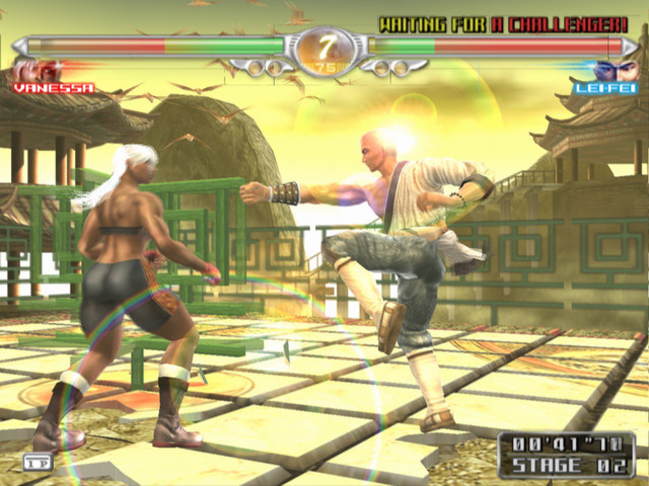 [28/06/2022] Virtua Fighter 4 (2001) läuft auf dem Naomi-2-Board und führt zwei neue Figuren ein: die Sicherheitsbedienstete Vanessa Lewis (links) sowie den chinesischen Mönch Lei-Fei (rechts). Die Konsolenfassung (2002) trägt den Untertitel „Evolution“ und ergänzt zwei weitere Neuzugänge.