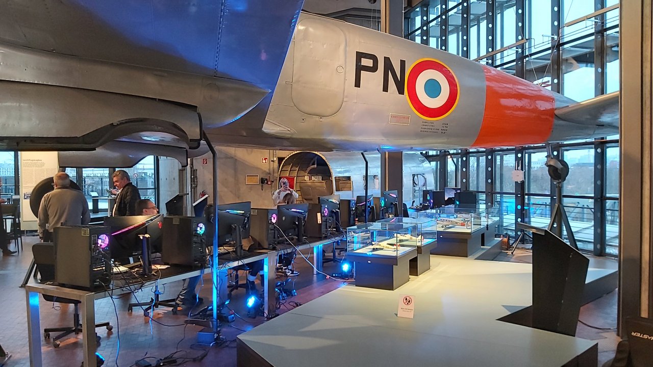 [23/11/2022] Vor uns der Flugsimulator, über uns echte Flugzeuge.