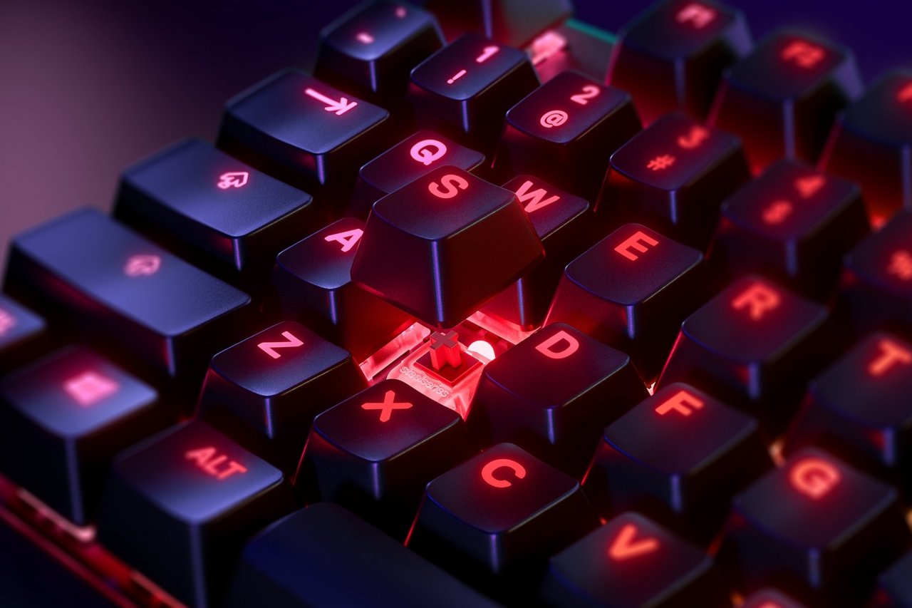 [10/11/2022] Bei dieser SteelSeries Apex7 sieht man nach Abnehmen einer Tastenkappe einen der Red-Switches mit RGB-Beleuchtung