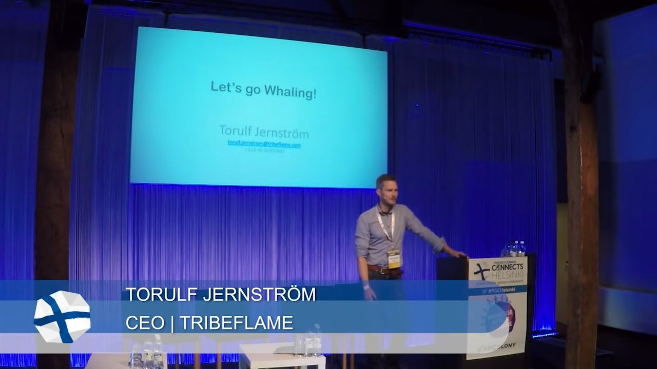 [16/12/2022] Moralischer Bankrott: Der CEO von Tribeflame, Torulf Jernström hält seine berüchtigte Rede, in der er die besten Arten der Manipulation zusammenfasst und erklärt. Auf der Leinwand seht ihr den Schriftzug 