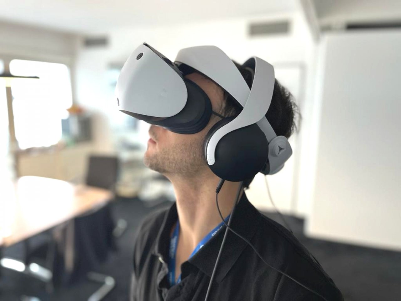Chefredakteur Lukas mit der Playstation VR 2.
