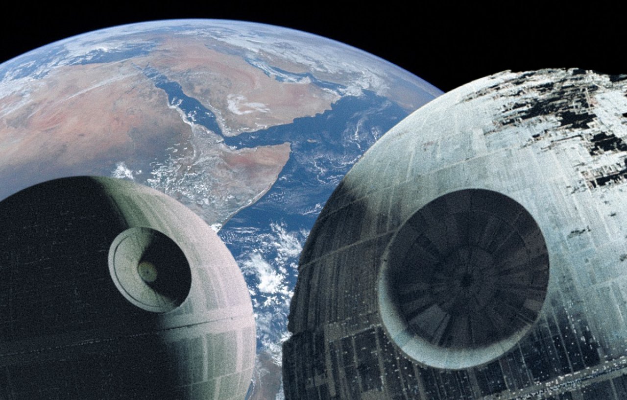 Die beiden Todessterne aus Star Wars vor der Erde.