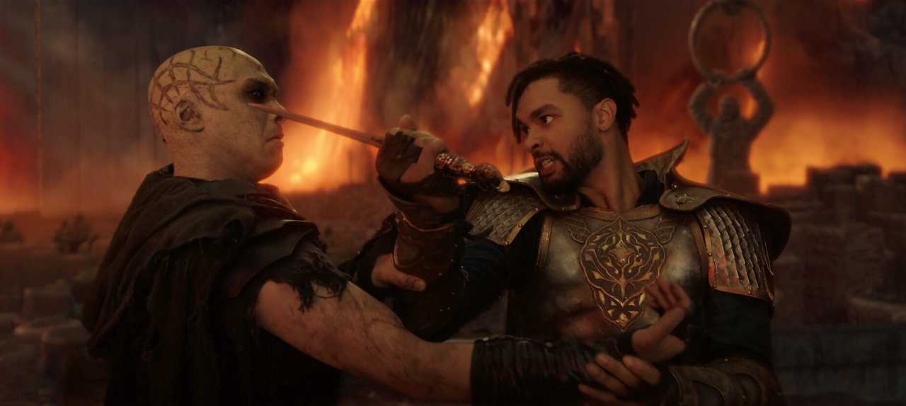 Szene aus Dungeons and Dragons: Ehre unter Dieben. Xenk (Regé-Jean Page) kämpft gegen einen Thay.