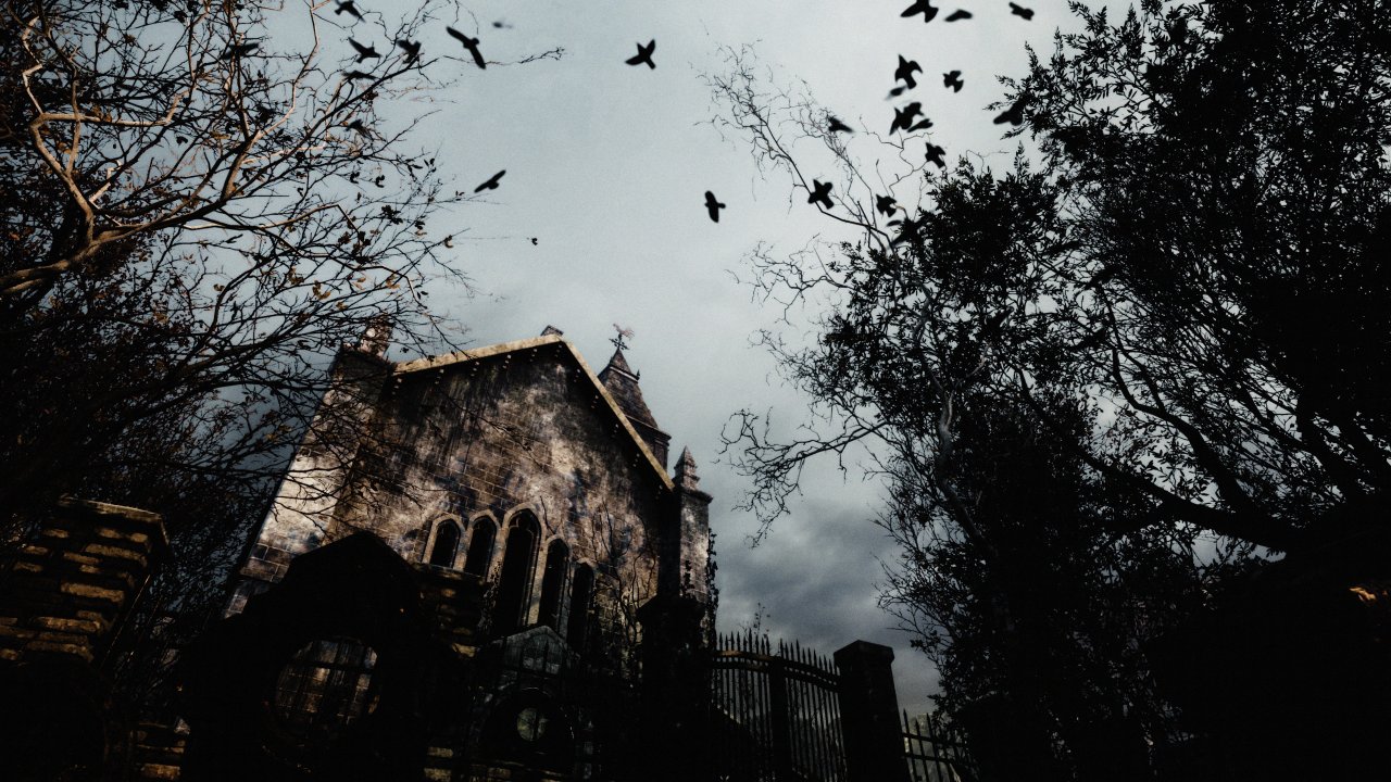 Außenaufnahme einer Kirche, umringt von Bäumen. Am Himmel sind schwarze Vögel zu sehen.