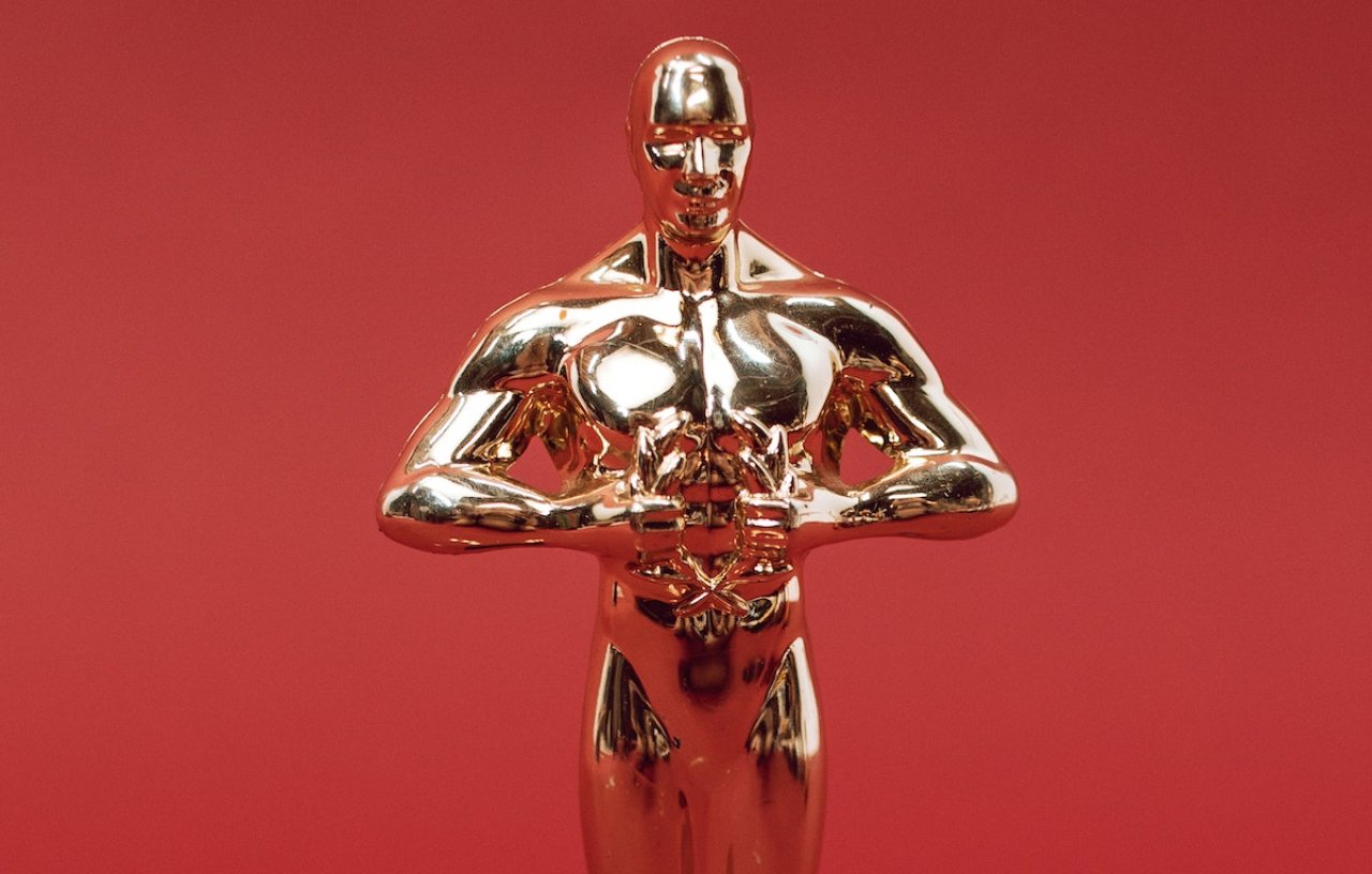 Bild zeigt eine Gold-Statue, ähnlich wie die Oscar-Trophäe.