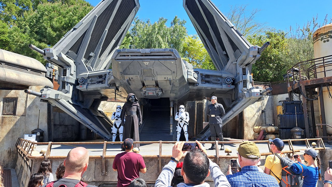Bühne mit Kylo Ren, Sturmtruppen und TIE Echelon.