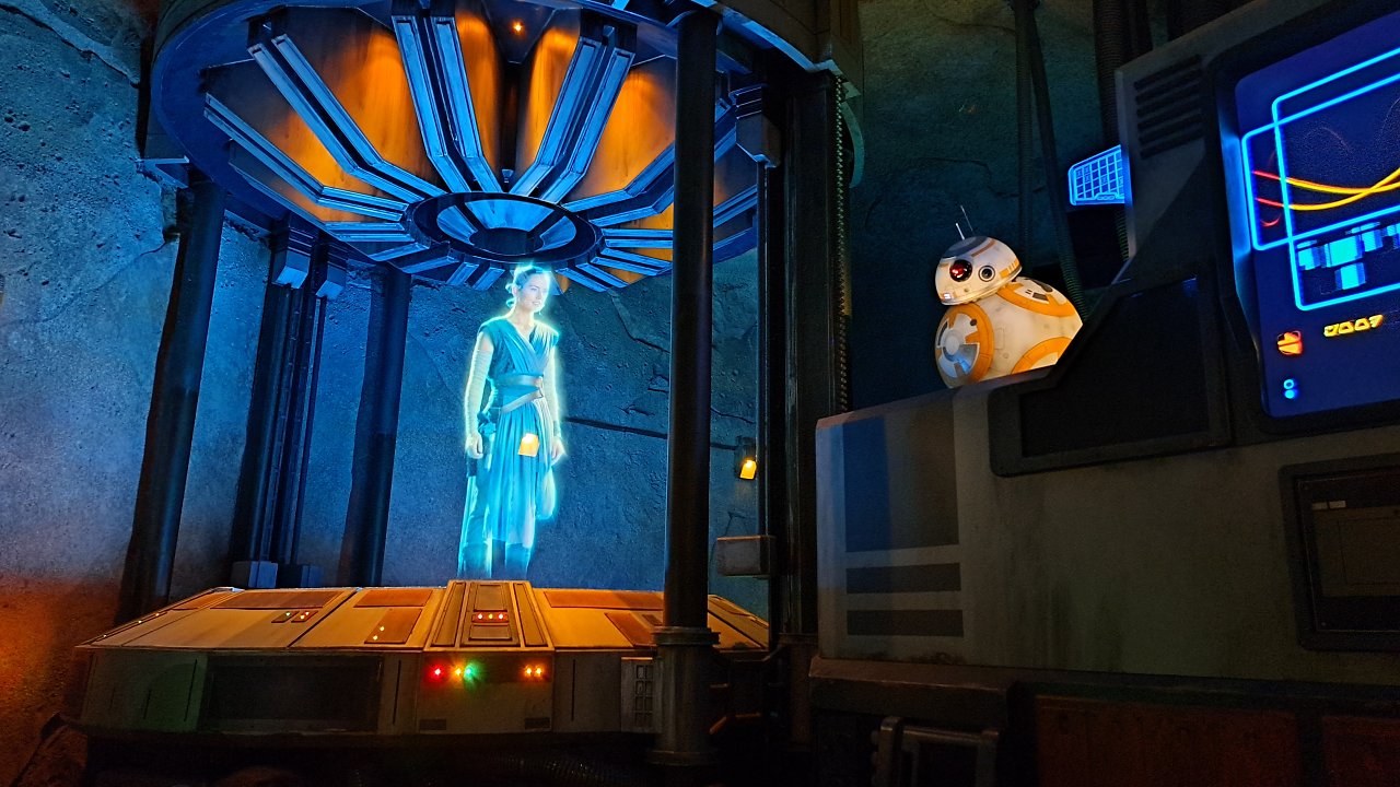 BB-8 und eine Hologramm von Rey im Briefingraum.