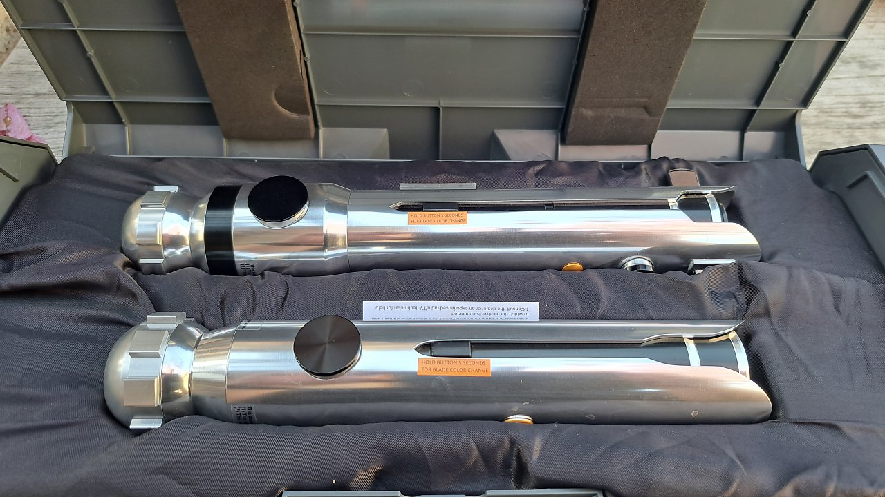 Replika der Lichtschwerter von Ahsoka Tano.