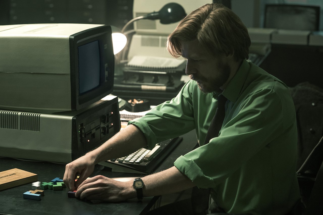 Ein Entwickler sitzt vor seinem PC und entwickelt Tetris.