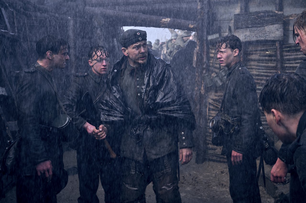 Die Hauptpersonen des Kriegsdramas im Schützengraben bei Regen.