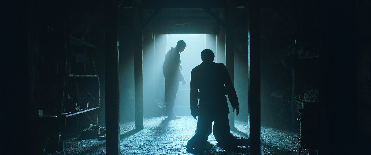 Eine der Schlüsselszenen des Films, die in einem Bunker der Schützengräben gedreht wurde und mit wenig Licht und vielen Kontrasten ein schönes Bild erzeugt.