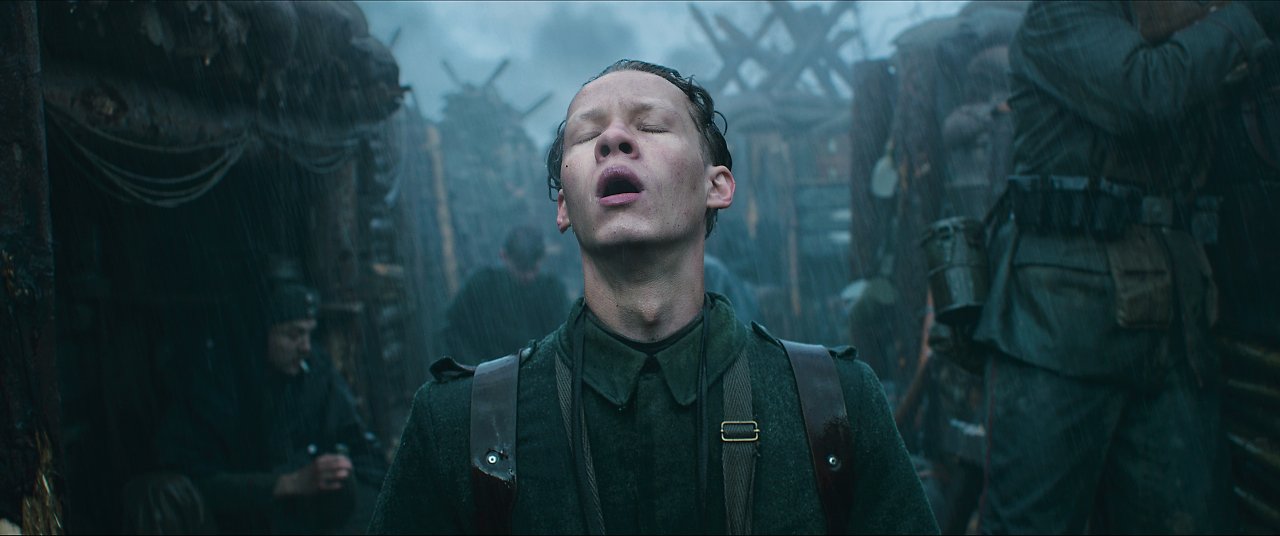 Hauptdarsteller Felix Kammerer, der den Regen im Gesicht spürt.