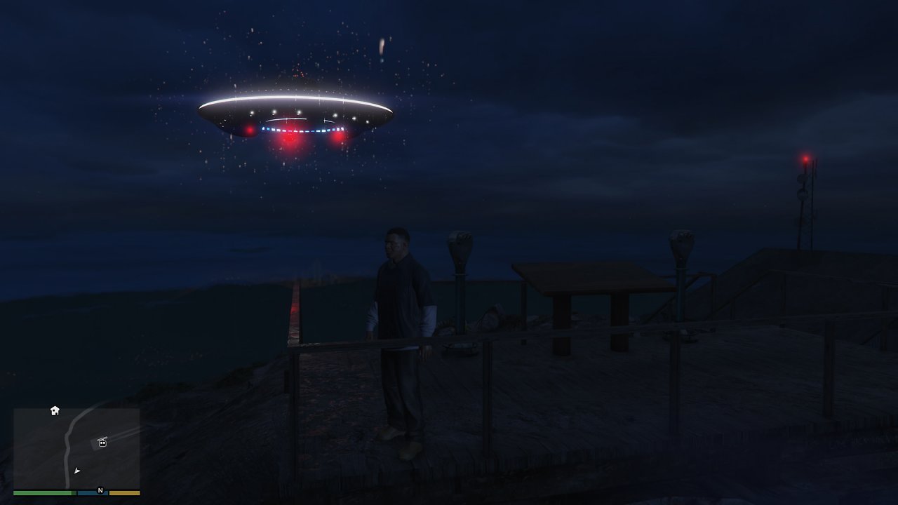 Ein UFO schwebt über der Spitze des Mt. Chiliad.