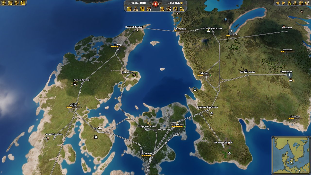 Die Spielkarte zeigt Dänemark und Schweden, wo viele Städte und Betriebe mit Gleisen verbunden sind.