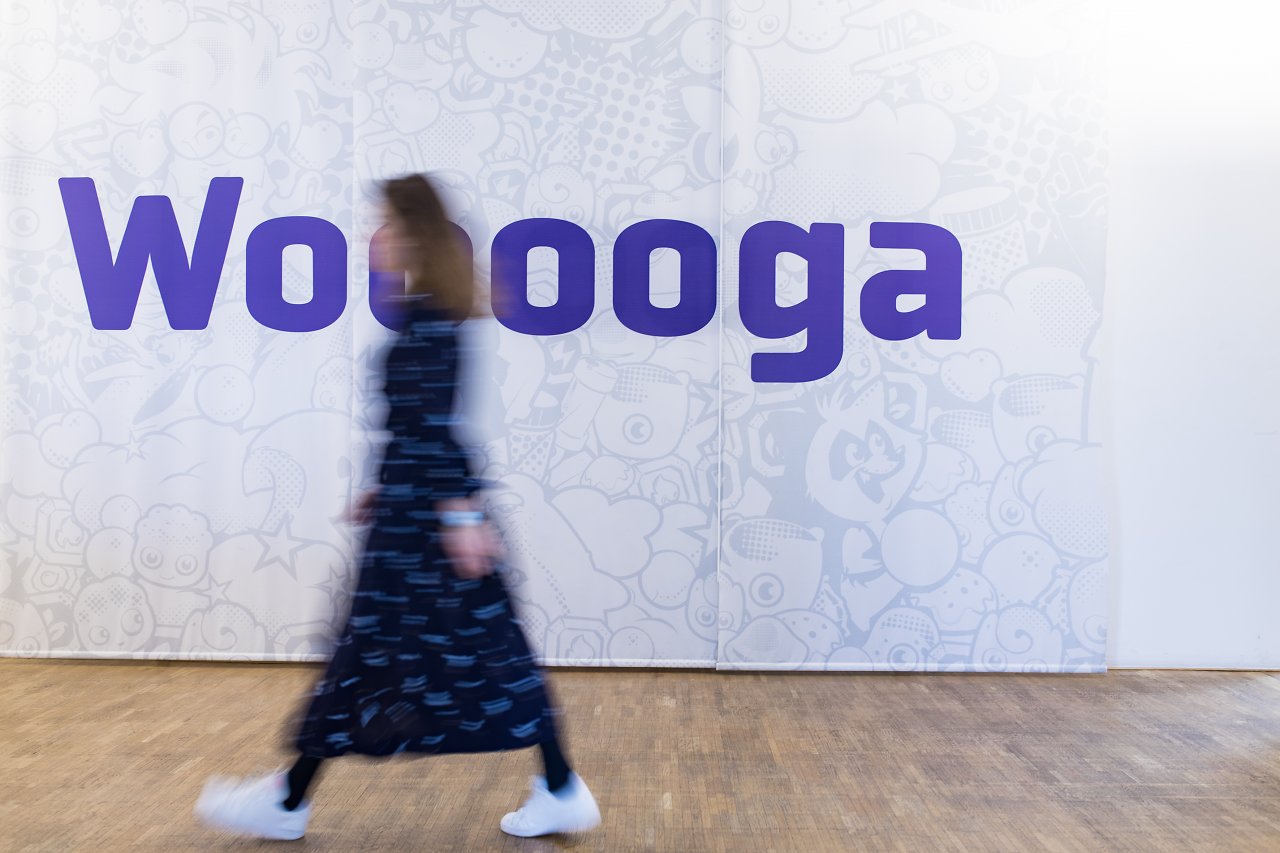 Eine Frau vor dem Wooga-Logo