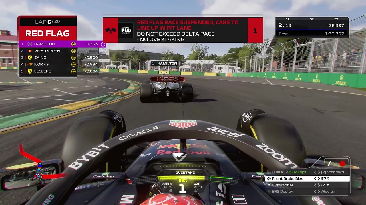 Im Bild ist zu sehen, wie Lewis Hamilton aus der Cockpit-Perspektive die neu eingeführten Rennabbrüche erlebt.