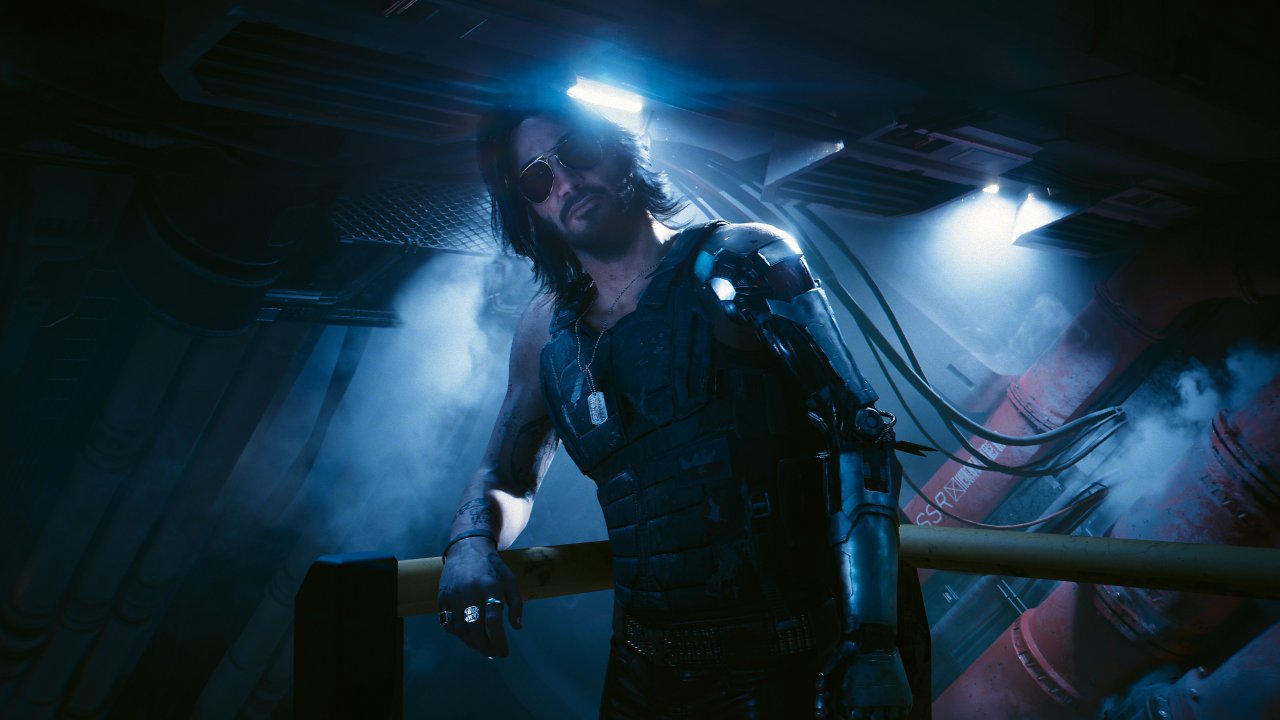 Johnny Silverhand steht im Halbdunkel