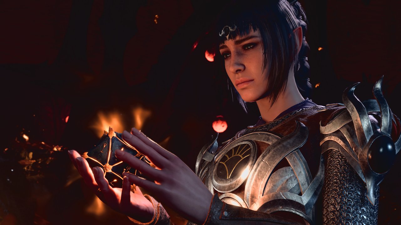 Shadowheart aus Baldur's Gate 3 hält ein leuchtendes Artefakt in ihren Händen