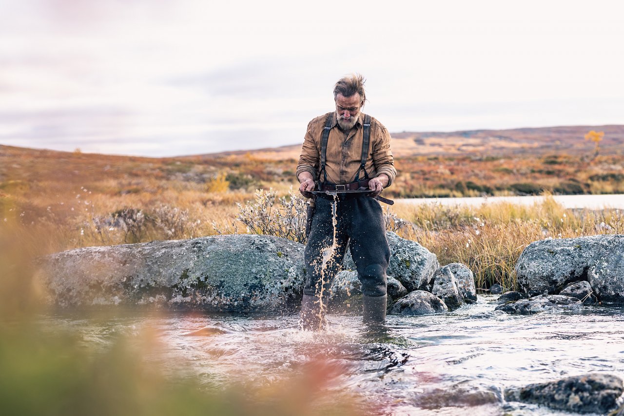 Der Hauptcharakter im Film, der in den wunderschönen Landschaften von Nordfinnland auf der Suche nach Gold ist.
