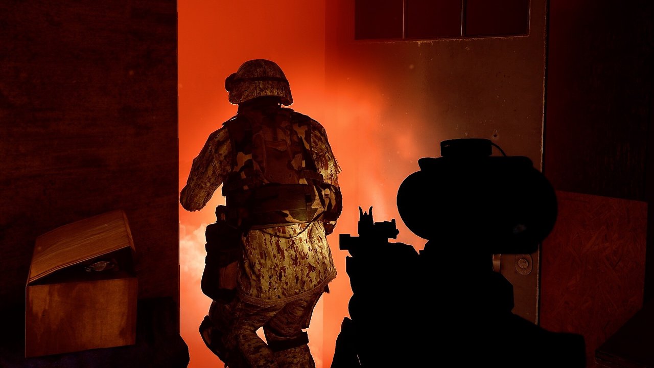 Zwei Soldaten in einem schwach beleuchteten Raum voller Staub