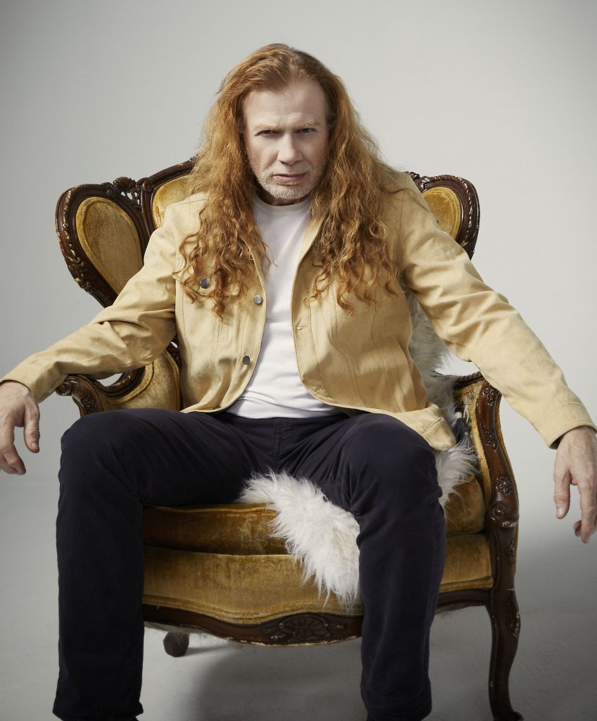 Megadeth-Frontmann Dave Mustaine auf einem Sessel