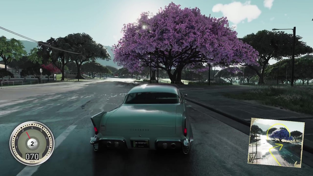 Ein alter Chevy rast über eine Straße.