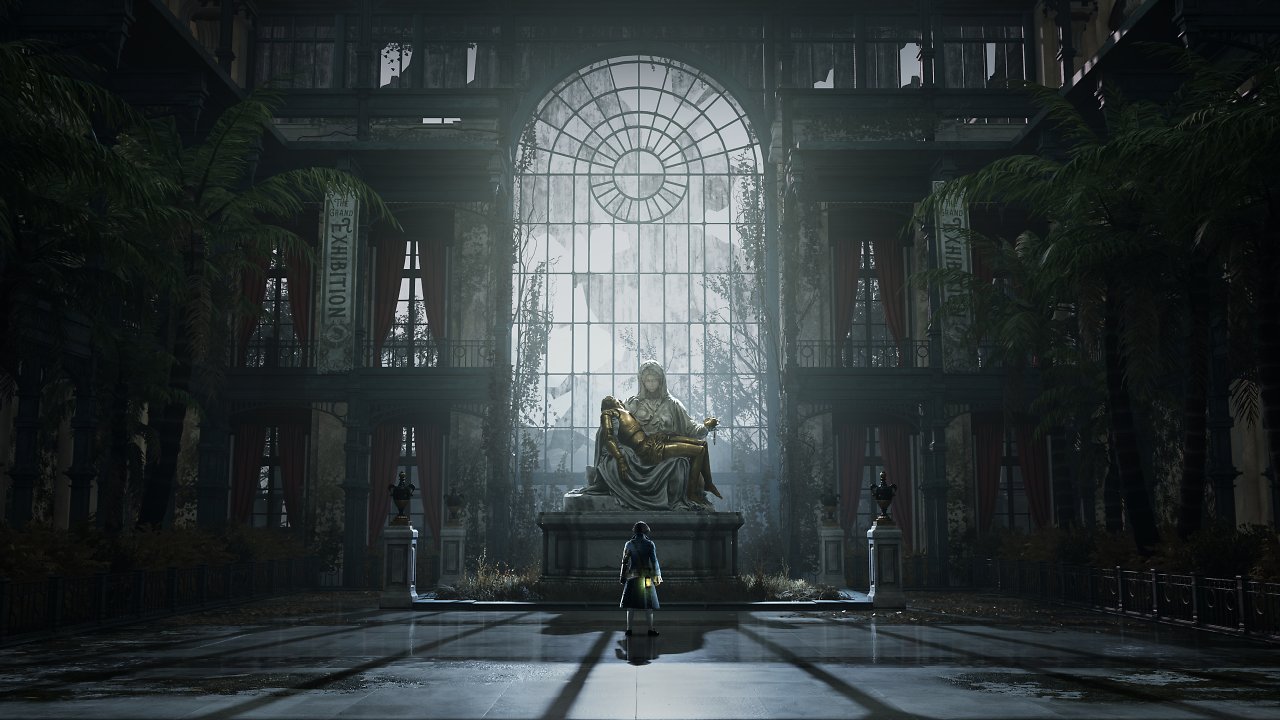 Eine Figur steht vor einer großen Statue in einer Halle.