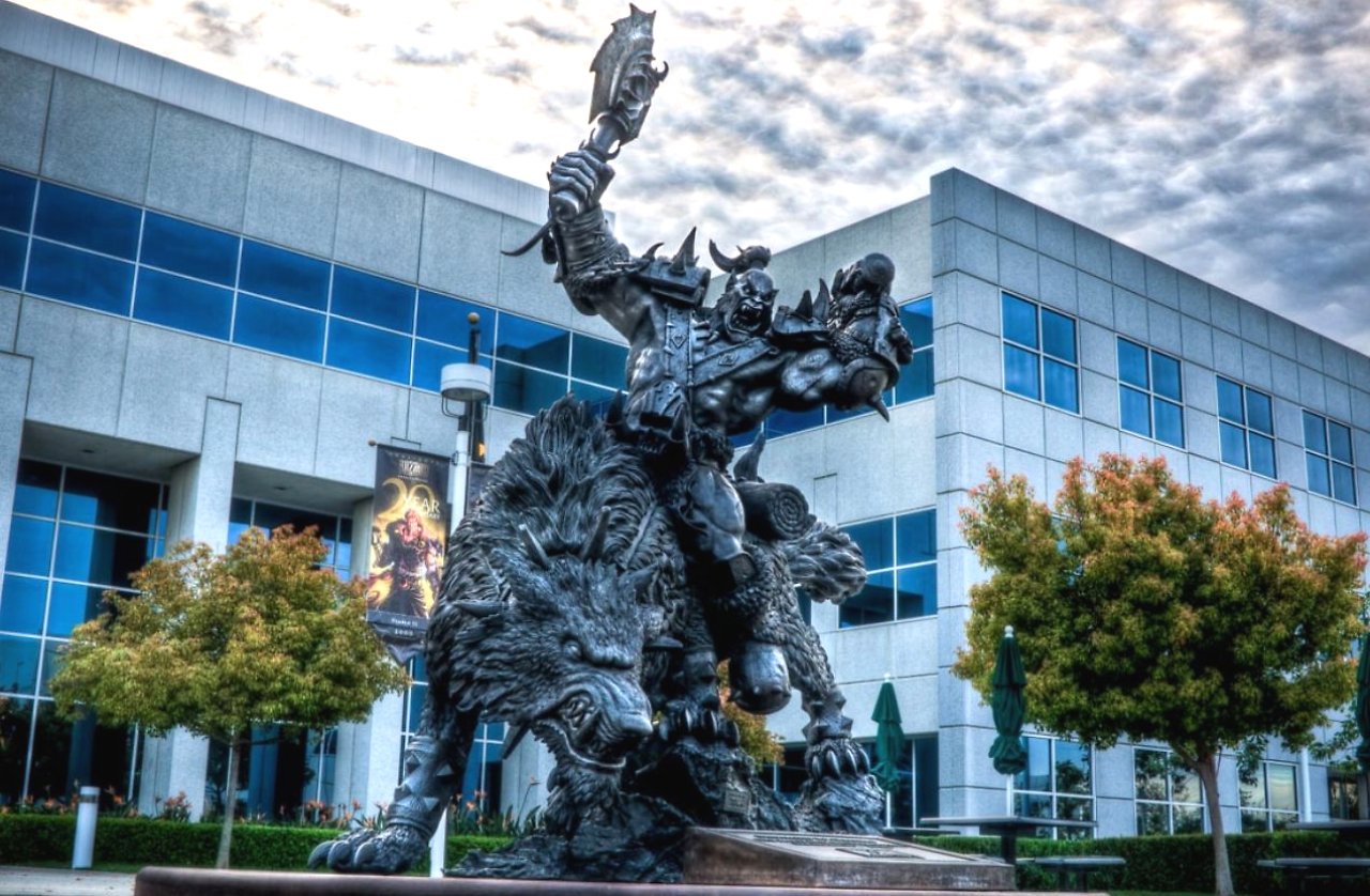 Übergroße Statue eines Orcs auf einem Wolf auf dem Blizzard Campus.
