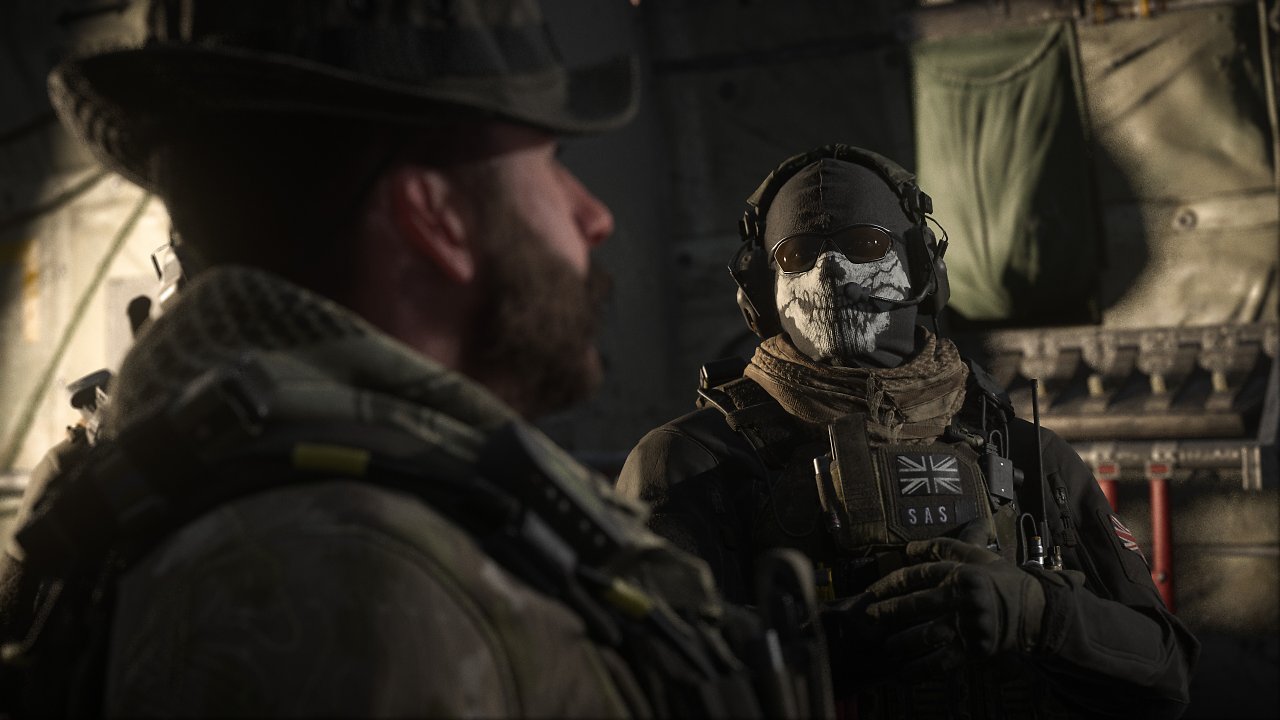 Captain Price und Ghost sprechen miteinander.