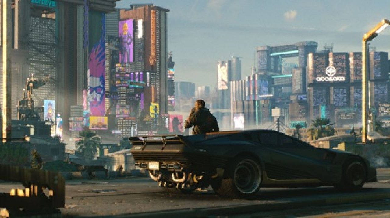 Protagonist aus Cyberpunk steht am Auto angelehnt und schaut auf die Stadt