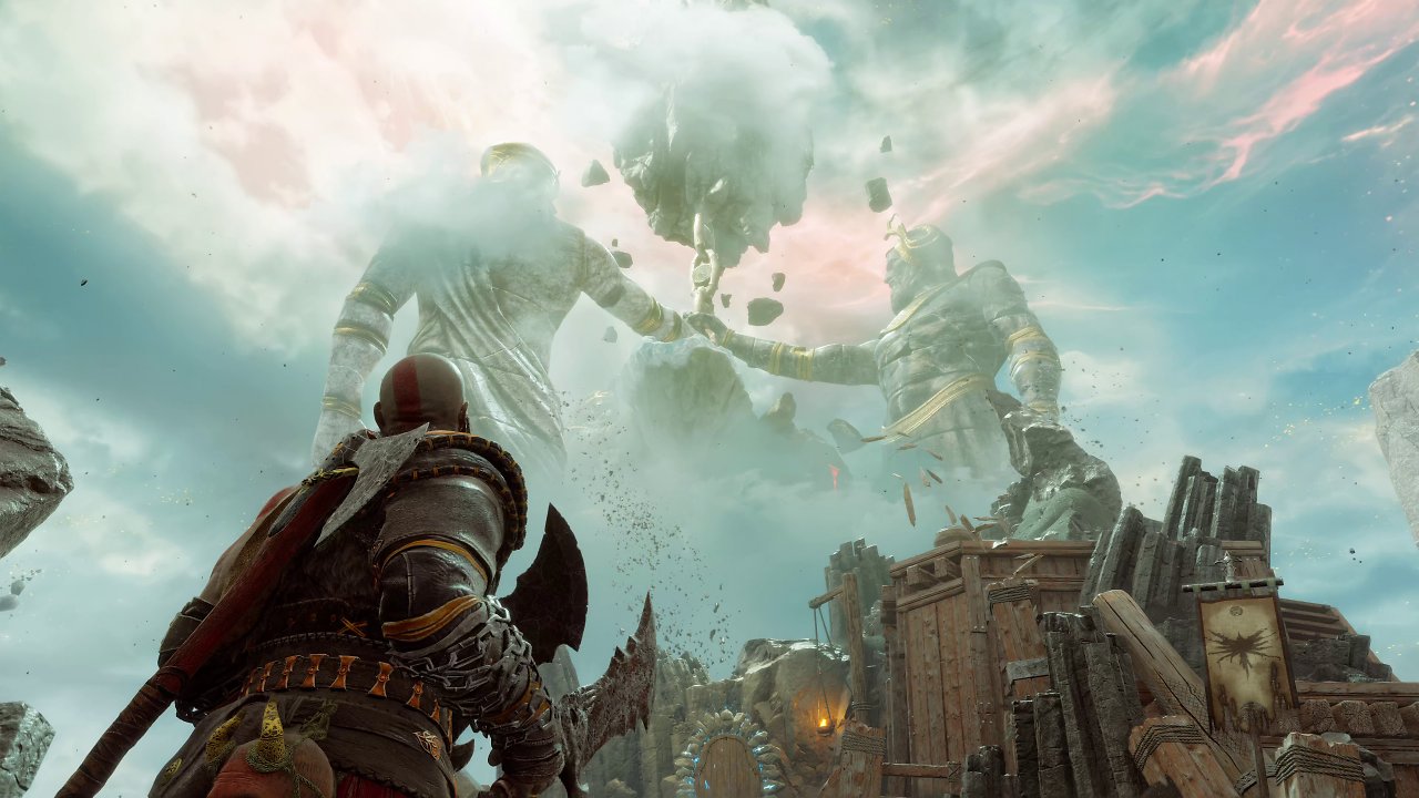 Kratos schaut in den Himmel von Valhalla, wo er zwei gigantische Statuen aus seiner griechischen Vergangenheit sieht.