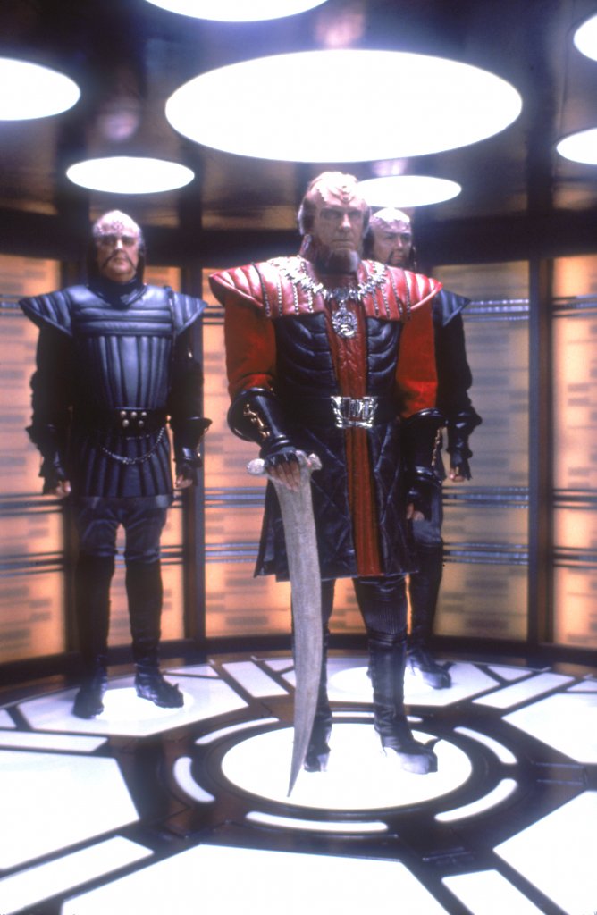 Auch der bekannte Transporterraum aus dem 24. Jahrhundert wird 1:1 wiederverwendet, um den klingonischen Kanzler Gorkon zu beamen.