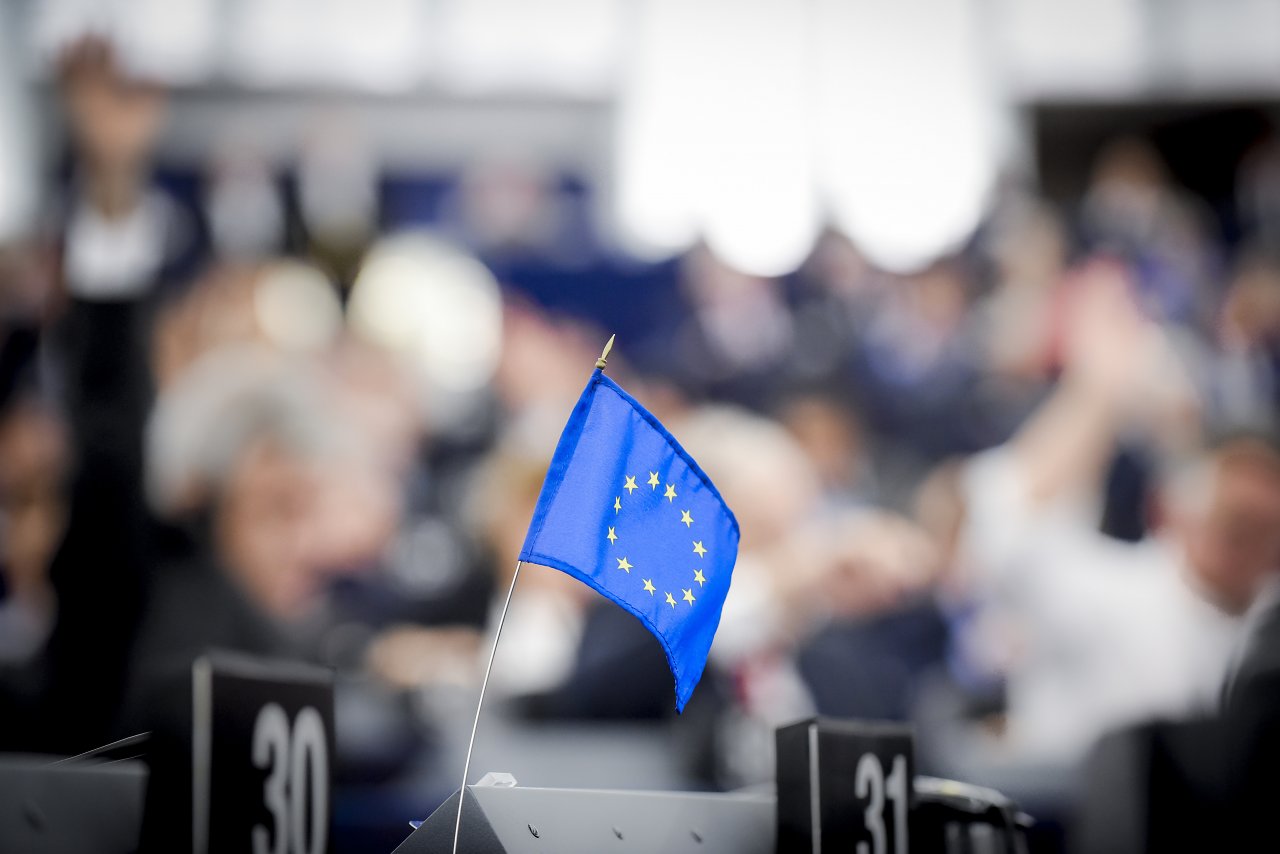 EU Flagge vor unscharfem Hintergrund