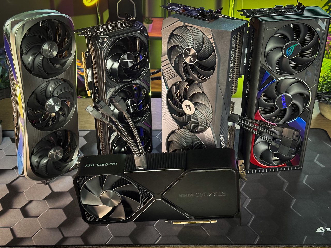 Mehrere Nvidia GeForce RTX 4080 Super-Modelle