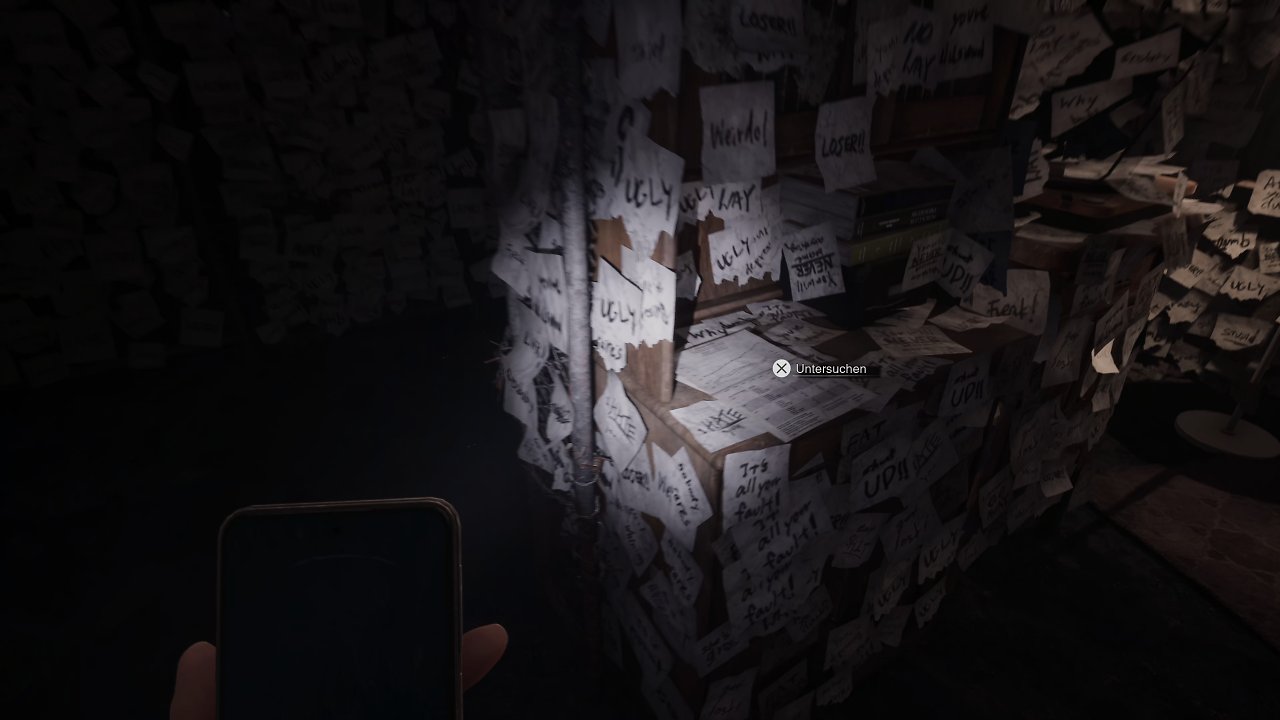 Zettel mit Beleidigungen und eine Notiz auf einem Schrank