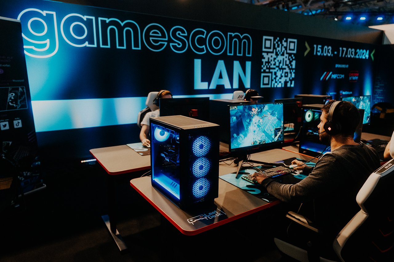 PC Spieler vor Gamescom LAN Logo