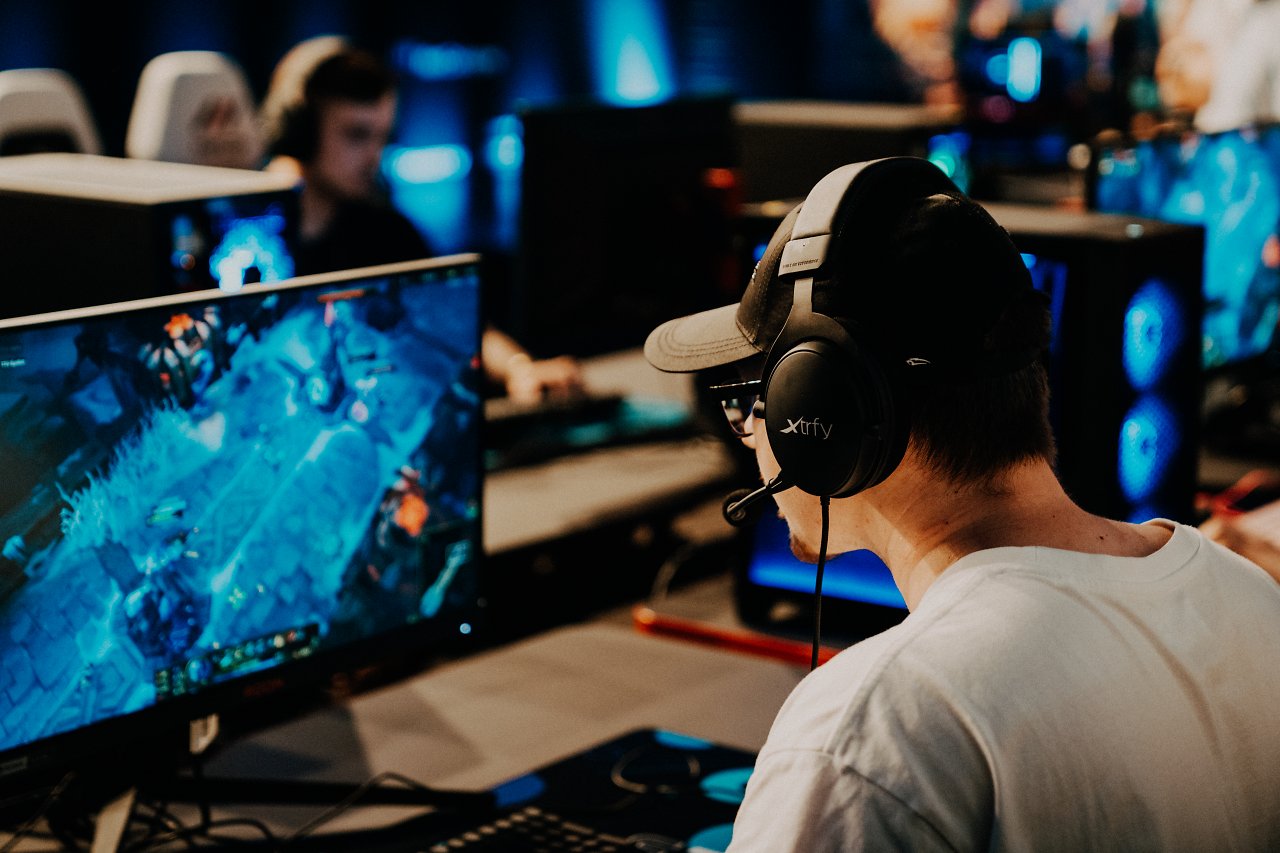 Spieler schaut konzentriert auf Monitor