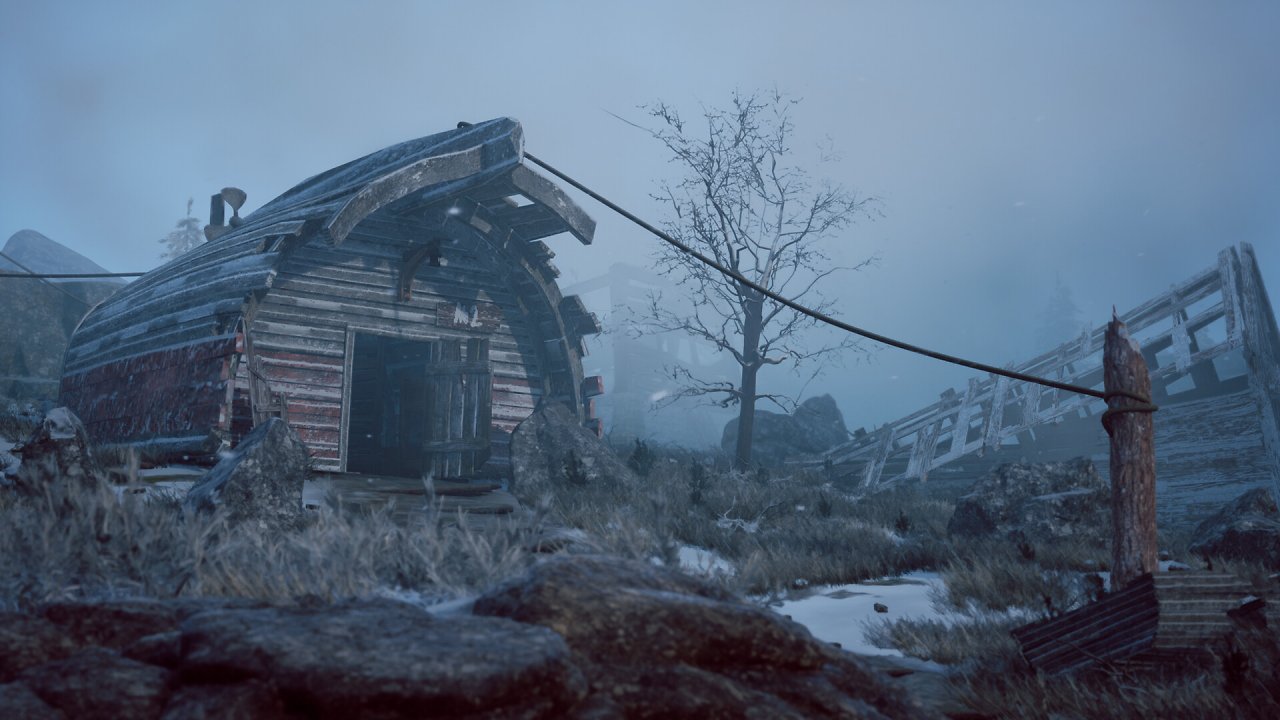 Eine verlassene Hütte steht in der Landschaft