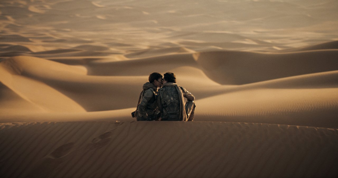 Paul & Chani küssend in der Wüste von Arrakis.