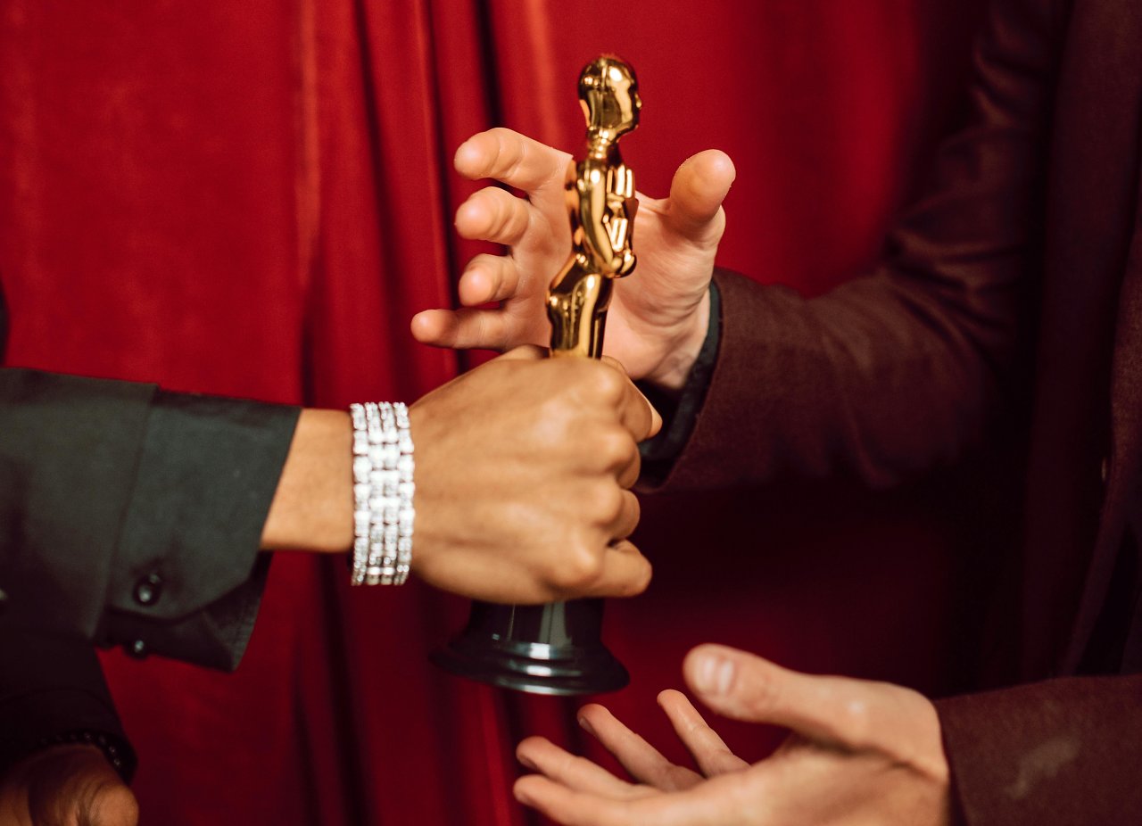 Eine Oscar-Trophäe wird übergeben - Beispielbild
