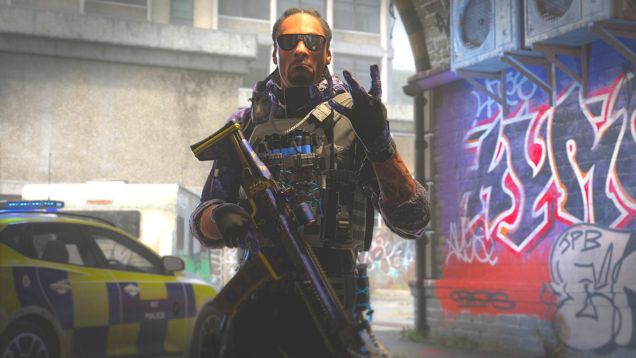 Operator Snoop Dogg zeigt drei Finger in die Kamera