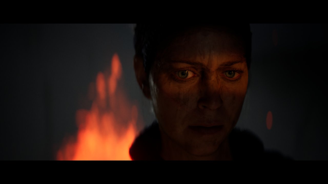 Senua steht vor einem lodernden Feuer