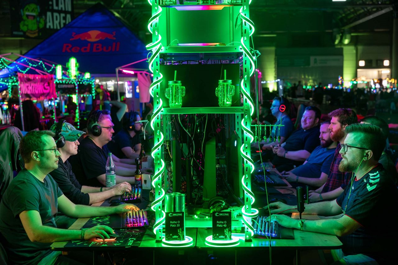 PCs auf der LAN-Party leuchten grün