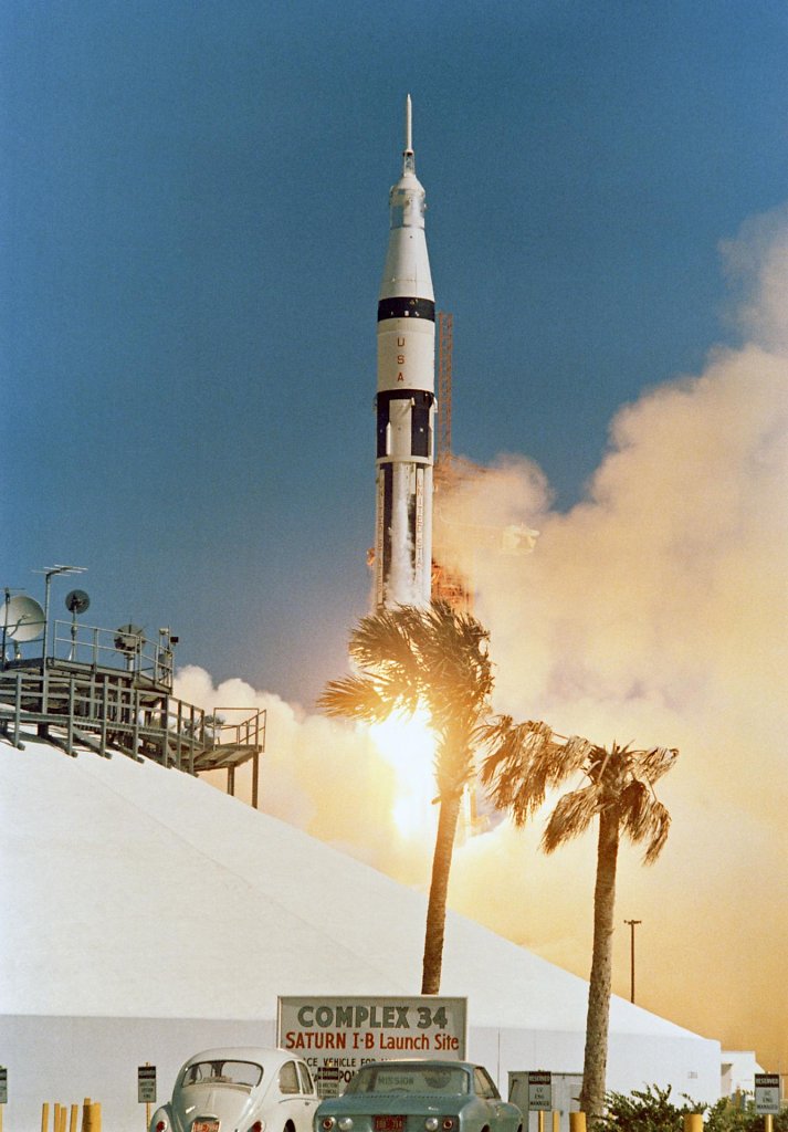 Apollo 7 glückt erstmalig bemannt.