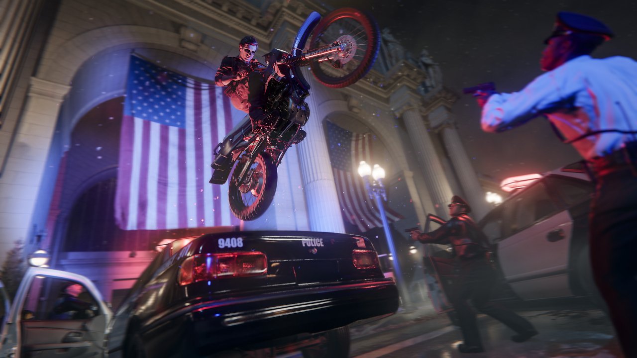 Mann springt mit Motorrad über Autos. USA-Flagge im Hintergrund