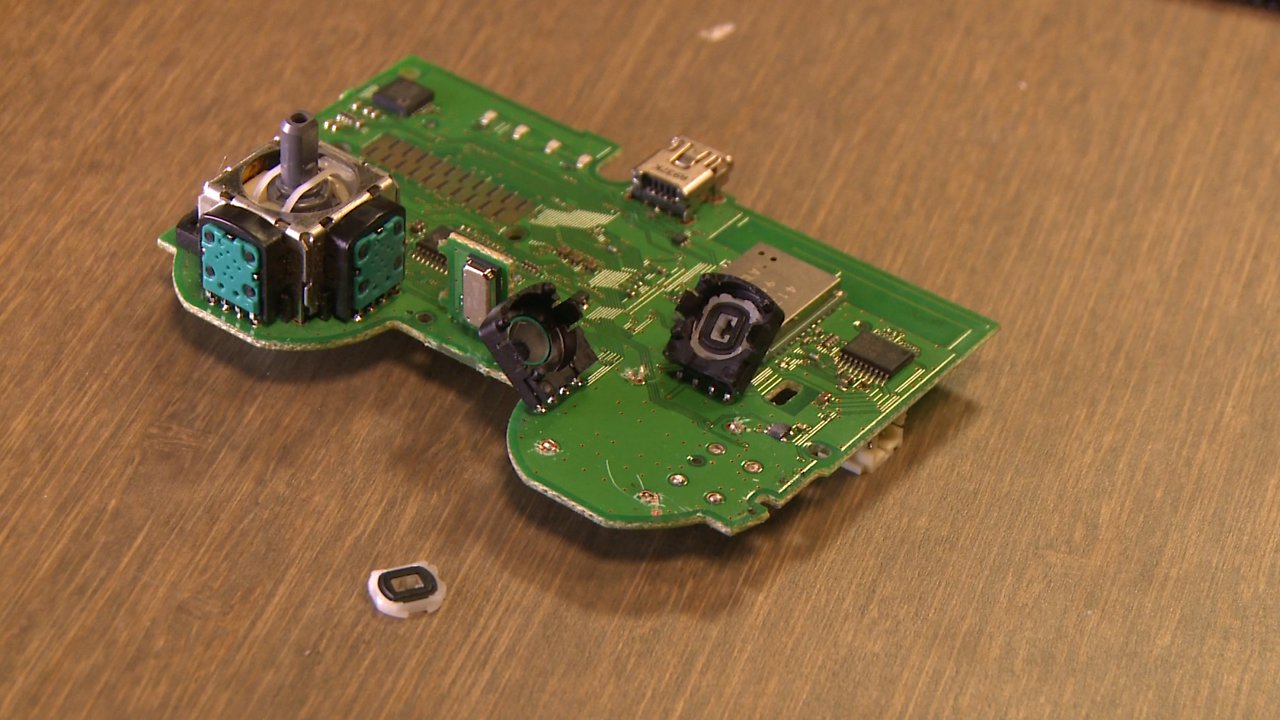 Platine eines außeinandergebauten Dualshock3-Controllers